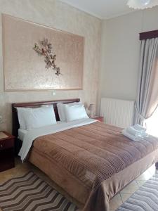 um quarto com uma cama grande num quarto em Xenonas Arxontiko em Kato Loutraki