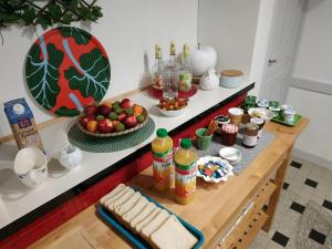 stół z jedzeniem w obiekcie La maison d Eole w mieście Saint-Sulpice-les-Champs
