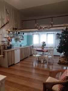 Casa Mama Fela في أروكاس: مطبخ فيه طاولة وشجرة عيد الميلاد