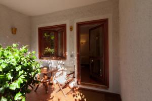 una stanza con una porta, un tavolo e una pianta di Nora Club Hotel & Spa a Pula