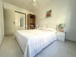 - une chambre avec un grand lit blanc dans l'établissement 2da linea de playa, WIFI y aire acondicionado 107B - INMO22, à Cambrils