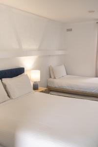 1 dormitorio con 2 camas y lámpara en Caledonian Inn - The Stump en Port Fairy