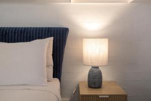lampa na nocnym stoliku obok łóżka w obiekcie Caledonian Inn - The Stump w mieście Port Fairy
