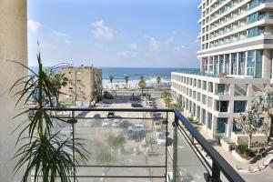 Un balcon sau o terasă la Ultra Luxury 3BR Beach Apartment