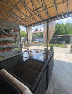 Habitación grande con piscina de cristal en una casa en Квартира на земле, en Chişinău