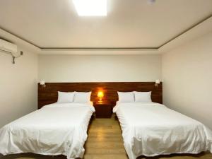 Postel nebo postele na pokoji v ubytování F1 Hotel