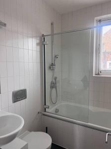 y baño con ducha, aseo y lavamanos. en Central , bright and modern flat up to 4 people en Londres