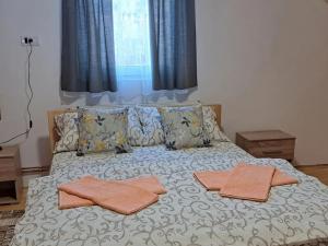 een slaapkamer met een bed met twee handdoeken erop bij Mokrogorska kuca in Mokra Gora