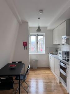 A kitchen or kitchenette at Central , bright and modern flat up to 4 people