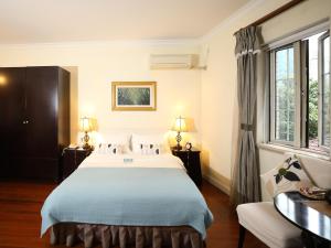 Tempat tidur dalam kamar di Ladoll Service Apartments