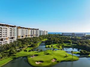 ヌエボ・バジャルタにあるBON Park Hotel at VidantaWorld Nuevo Vallartaのゴルフコース付きのリゾートの空中ビュー