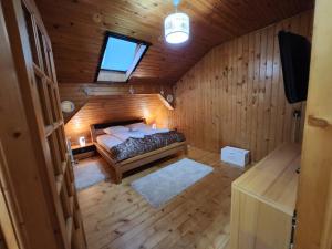 een uitzicht op een slaapkamer in een houten hut bij Grand Central House in Odorheiu Secuiesc