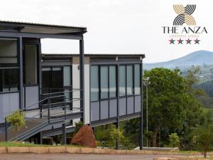 un edificio con una montaña en el fondo en The Anza Lifestyle Lodge, en Louis Trichardt