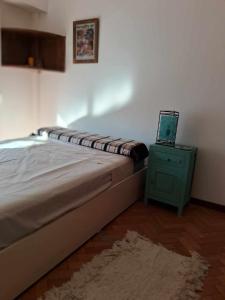 - une chambre avec un lit et une table de chevet munie d'un ordinateur portable dans l'établissement RIO lodge, à San Nicolás de los Arroyos
