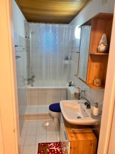 Blue Sky Apartments的一间浴室