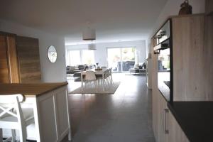 cocina y sala de estar con mesa y sillas en Beautiful 4BR House with Jacuzzi en Sandweiler