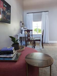 - un salon avec une table et une fenêtre dans l'établissement The White Bloom Villa, à Langebaan