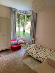 ein Schlafzimmer mit einem Bett, einem Stuhl und einem Fenster in der Unterkunft Belair Country house ground floor in Tervuren