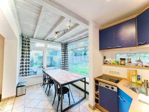 una cocina con mesa y algunas sillas y una ventana en Skyview Studio Peaceful Retreat near Luxemburg Airport en Niederanven