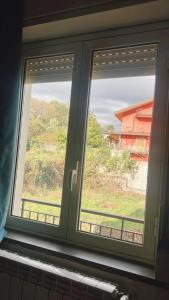 una ventana con vistas a un campo y una casa en Etna &Vita, en San Giovanni la Punta