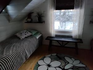 ロヴァニエミにあるVilla Bear'sのベッドとテーブルと窓のある寝室