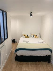 150 - Urban Pretty Flat in Center of Paris في باريس: غرفة نوم بسرير كبير في غرفة
