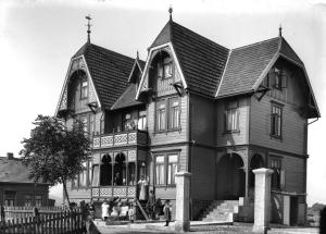 una foto in bianco e nero di una casa di Superior-Komfort-Suite-90m2-bis-5-Personen-im-Jugendstil-Gruenderzeit-Villa-im-Harz a Sankt Andreasberg