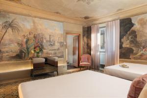 ein Schlafzimmer mit 2 Betten und einem Wandgemälde in der Unterkunft Piazza Pitti Palace - Residenza d'Epoca in Florenz