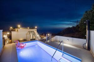- une piscine sur le toit d'une maison la nuit dans l'établissement VillaPetra ; Veliko Brdo, à Makarska
