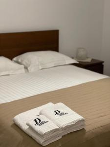 duas toalhas sentadas em cima de uma cama em D' Magic em Broşteni