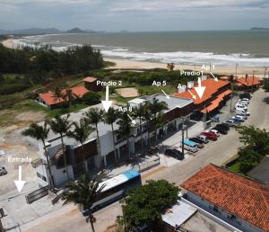 Gamboa Luna y Sol Apart-Hotel في غامبوا: اطلالة جوية على مدينة مع الشاطئ