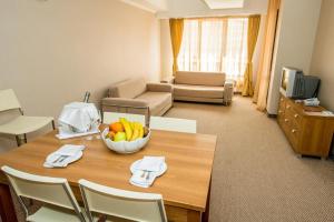 Cette chambre comprend une table avec un bol de fruits. dans l'établissement Apartments Hotel Snejanka Pamporovo, à Pamporovo