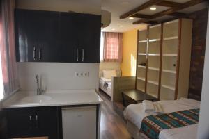 cocina con fregadero y 2 camas en una habitación en The Han, en Estambul