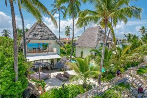 una vista aérea de un complejo con palmeras en Jambiani Villas en Jambiani