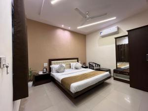 1 dormitorio con 1 cama grande y espejo en Hotel The Benz, en Chandīgarh