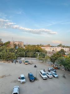 eine Gruppe von Autos, die auf einem Parkplatz geparkt sind in der Unterkunft Hotel The Benz in Chandīgarh