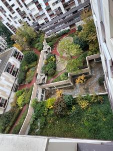 an overhead view of a garden in a building at Appartement lumineux 2 pièces Paris – idéal famille in Paris