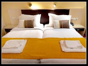 Postel nebo postele na pokoji v ubytování Lakonia Hotel