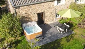 una vista sul soffitto di una vasca idromassaggio e di un ombrellone di Gite Ardennes Au coin du feu jacuzzi sauna et nature a Jalhay