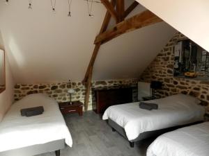 Zimmer im Dachgeschoss mit 2 Betten und einem Kamin in der Unterkunft LOFT au cœur de Bécherel in Bécherel