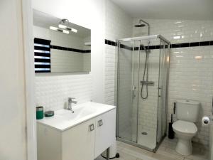 een badkamer met een toilet, een wastafel en een douche bij LOFT au cœur de Bécherel in Bécherel