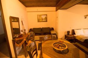 ein Wohnzimmer mit einem Sofa und einem Tisch in der Unterkunft Spitiko in Kato Loutraki