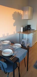 罗瓦涅米Arctic Condo at City Centre的厨房里一张带盘子的桌子