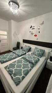 a bedroom with two beds and a painting of a woman at Apartament "NADIA" na Starym Rynku in Zielona Góra