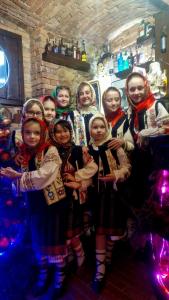 grupa dzieci w kostiumach pozujących do zdjęcia w obiekcie Casa Domnească Rarau w mieście Kimpulung Mołdawski