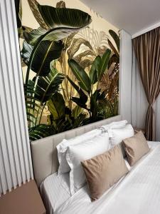 1 dormitorio con un gran mural de plantas en la pared en Florilor Residence I en Piteşti