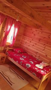 ein Schlafzimmer in einem Blockhaus mit einem Bett darin in der Unterkunft Eco Village Jasavić II in Plav