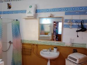 uma casa de banho com um lavatório e um espelho em Cerca de Sevilla Bosque Suspendido Ideal Familia em Bollullos de la Mitación
