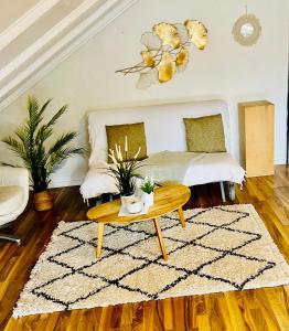 a living room with a coffee table and a couch at Große Dachgeschosswohnung mit Küche und Badezimmer an der Uniklinik Homburg in Homburg