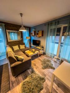 - un salon avec un canapé et une télévision dans l'établissement Apartment by Opieszyn, à Września
